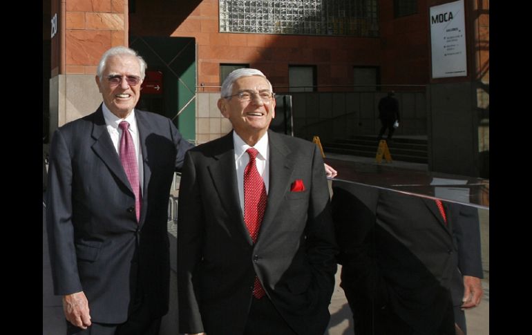 El multimillonario Eli Broad (d) y Charles Young, quien fue nombrado como el director general del recinto. AP  /