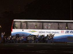 La Policía filipina mató a tiros a un agente recién despedido quien mantuvo como rehenes a 15 turistas de Hong Kong. EFE  /