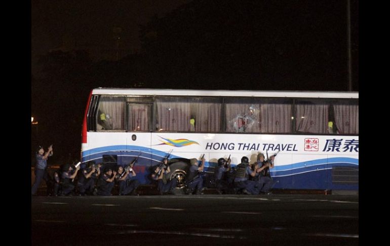 La Policía filipina mató a tiros a un agente recién despedido quien mantuvo como rehenes a 15 turistas de Hong Kong. EFE  /