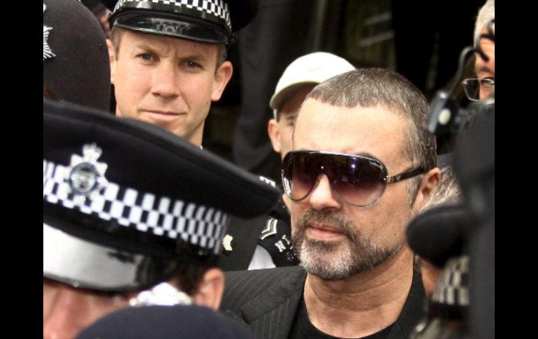 George Michael acudió a testificar ante el juez en medio de un fuerte dispositivo de seguridad. EFE  /