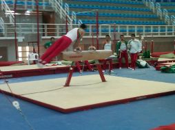 El tapatío Luis Alberto Sosa en aparato de salto de caballo. P. PÉREZ  /