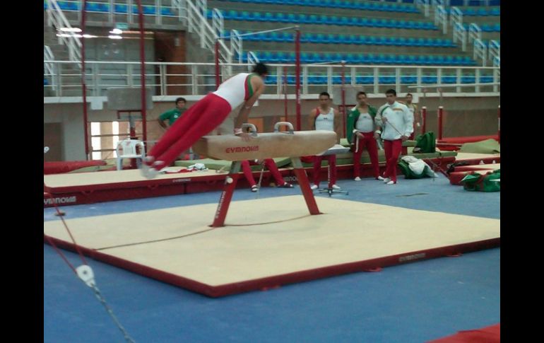 El tapatío Luis Alberto Sosa en aparato de salto de caballo. P. PÉREZ  /