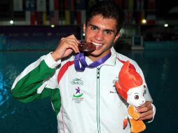 El atleta tapatío posa con su medalla de bronce que ganó en la plataforma de diez metros. MEXSPORT  /