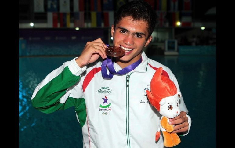 El atleta tapatío posa con su medalla de bronce que ganó en la plataforma de diez metros. MEXSPORT  /