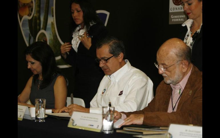 José Sarukhan, coordinador de Conabio, Juán Rafael Elvira Quesada, Secretario de Medio Ambiente y RH. y Ruth Del Toro. M. FREYRIA  /