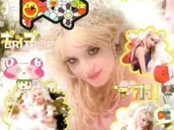 Spears aparece junto a creaciones de Takashi Murakami. JUSTJARED.BUZZNET.COM  /