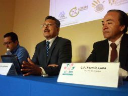 José Bautista, del ITESO (izquierda), y Fermín Luna, durante la presentación de los resultados de la evaluación de Cimtra. A. HINOJOSA  /