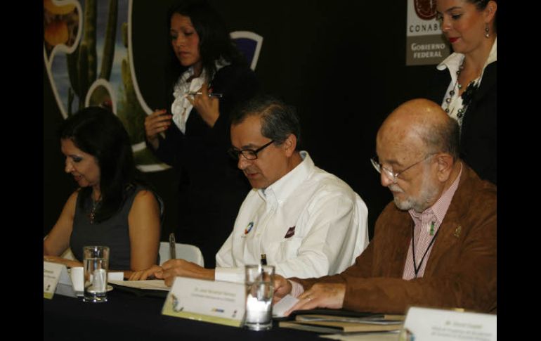 Martha Ruth del Toro firma acuerdo para promover políticas públicas para la conservación del medio ambiente. M. FREYRÍA  /