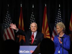 John McCain celebra en Phoenix su nominación como candidato para renovar un periodo, en el Senado para representar a Arizona. REUTERS  /