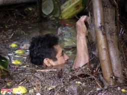 Un hombre afectado por las inundaciones en la Cuenca del Papaloapan. EFE  /