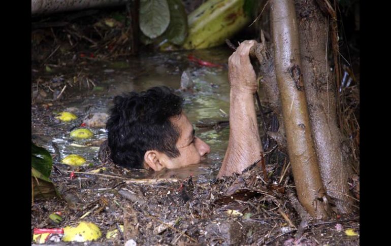 Un hombre afectado por las inundaciones en la Cuenca del Papaloapan. EFE  /