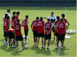 José Luis Mata dirige a sus jugadores durante un entrenamiento del conjunto rojinegro. E. BARRERA  /