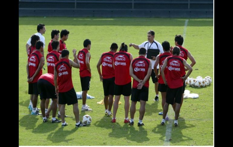 José Luis Mata dirige a sus jugadores durante un entrenamiento del conjunto rojinegro. E. BARRERA  /