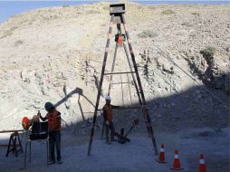 Un trabajador utilizará un tubo para el envío de suministros a los mineros atrapados. REUTERS  /