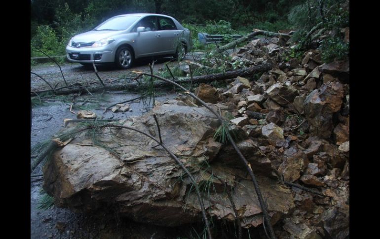 En Oaxaca, el paso del huracán ocasionó el deslave de algunos cerros y daños en carreteras. NTX  /