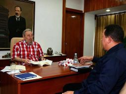 Hugo Chávez se reunió con su colega cubano, Raúl Castro, y su hermano, el legendario líder Fidel Castro. EFE  /