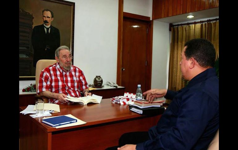 Hugo Chávez se reunió con su colega cubano, Raúl Castro, y su hermano, el legendario líder Fidel Castro. EFE  /