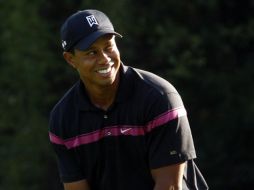 Tiger Woods por fin sonríe luego de una ronda desde su regreso. REUTERS  /