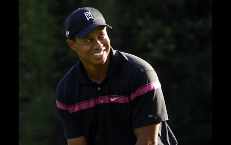 Tiger Woods por fin sonríe luego de una ronda desde su regreso. REUTERS  /