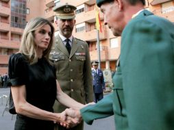 Los Príncipes de Asturias conversan con familiares de los fallecidos durante el funeral. EFE  /