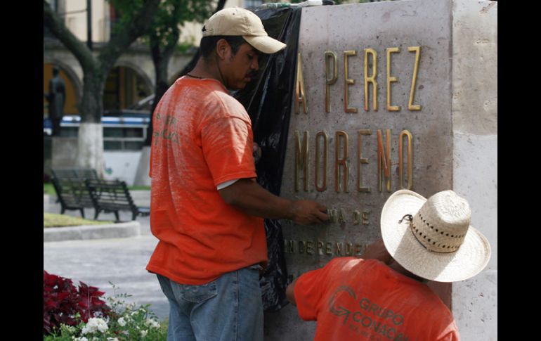 Trabajadores alistan hoy la base del monumento a Rita Pérez. A. GARCÍA  /