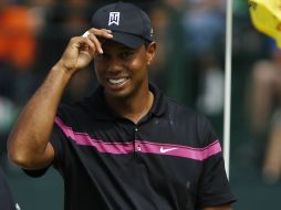 Tiger Woods sonrie después de hacer un birdie en el décimo octavo hoyo. REUTERS  /