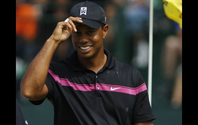 Tiger Woods sonrie después de hacer un birdie en el décimo octavo hoyo. REUTERS  /