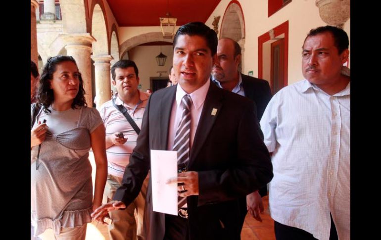 El secretario general del Congreso, Carlos Corona (centro), no tiene pensado presentar su renuncia. A. GARCÍA  /