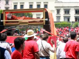 Entre cuatro y cinco mil personas abarrotaron el Centro Histórico para acompañar los restos de San Juan Bosco. A. GARCÍA  /