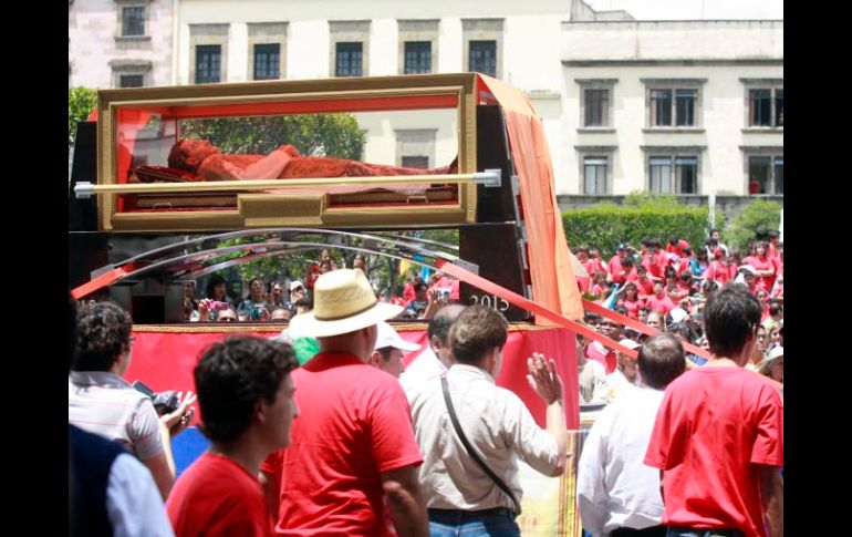 Entre cuatro y cinco mil personas abarrotaron el Centro Histórico para acompañar los restos de San Juan Bosco. A. GARCÍA  /