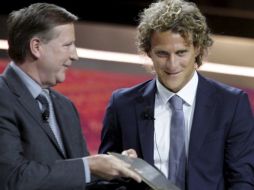 Diego Forlán recibio un reconocimiento del primer goleador de la final de la Liga Europea. EFE  /