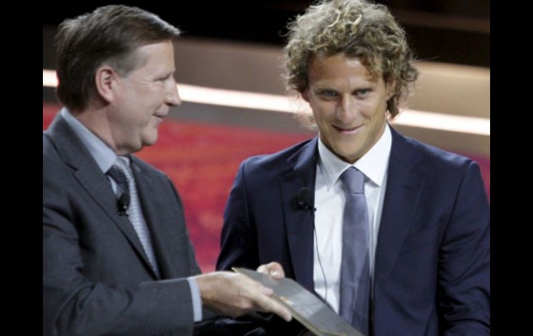 Diego Forlán recibio un reconocimiento del primer goleador de la final de la Liga Europea. EFE  /