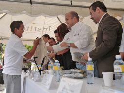 Durante la semana, el alcalde Enrique Alfaro visitó escuelas de Tlajomulco para entregar útiles y uniformes gratis. ARCHIVO  /