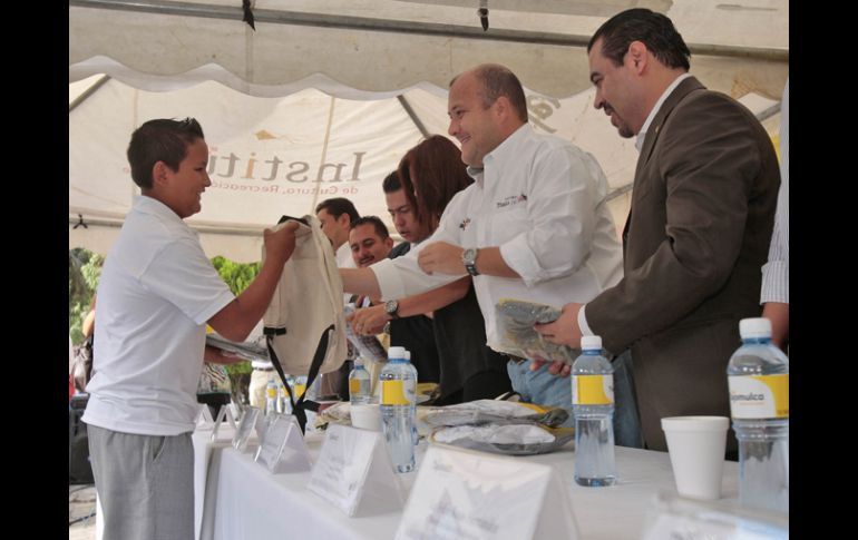 Durante la semana, el alcalde Enrique Alfaro visitó escuelas de Tlajomulco para entregar útiles y uniformes gratis. ARCHIVO  /