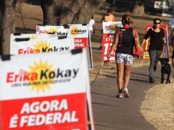 Propaganda se observa en una avenida de Brasilia. Brasil realizará elecciones generales el 3 de octubre. AP  /