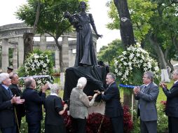 El gobernador del Estado, Emilio González Márquez, develó la escultura de Rita Pérez de Moreno. E. PACHECO  /