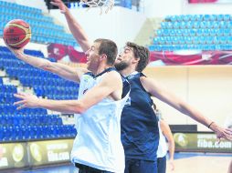 Fran Vázquez (izq.) y Marc Gasol (der.), de España. EFE  /