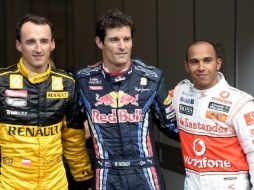 El polaco Robert Kubica, el australiano Mark Webber y el británico Lewis Hamilton celebran tras la sesión de clasificación. EFE  /