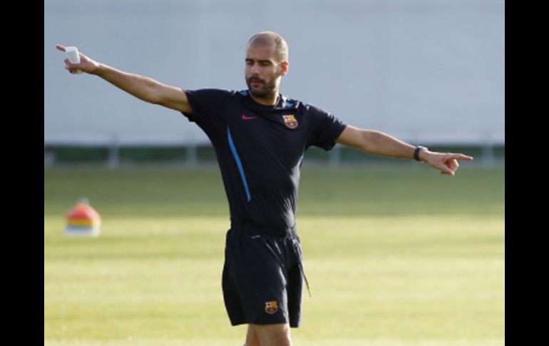 Pep Guardiola durante el entrenamiento del Barcelona. REUTERS  /