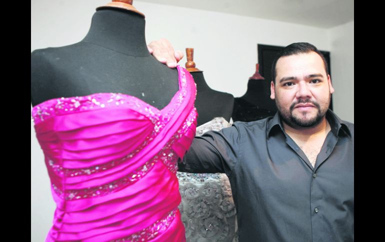 Benito Santos posa junto al primer vestido que confeccionó para la tapatía.M.FREYRÍA  /