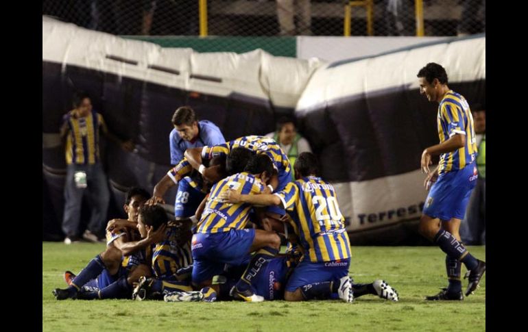 Los jugadores del San Luis festejan una de sus anotaciones. MEXSPORT  /