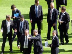 Los delegados de la FIFA en su inspección por Inglaterra. AP  /