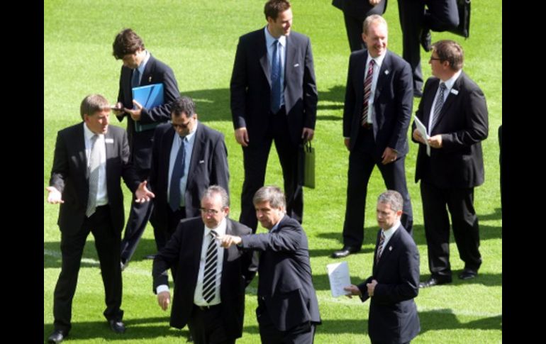 Los delegados de la FIFA en su inspección por Inglaterra. AP  /