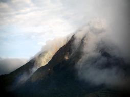 El Monte Sinabung en la región norte de Sumatra entró en erupción cerca de la medianoche. AP  /