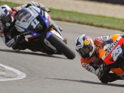 Dani Pedrosa (d) y Ben Spies el-estadounidense (i) lideran hoy,  el Gran Premio de motociclismo de Indianápolis. EFE  /