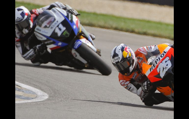 Dani Pedrosa (d) y Ben Spies el-estadounidense (i) lideran hoy,  el Gran Premio de motociclismo de Indianápolis. EFE  /