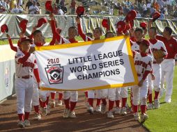 Los jugadores japoneses dan la 'vuelta olímpica' tras ganar la Serie Mundial. AP  /