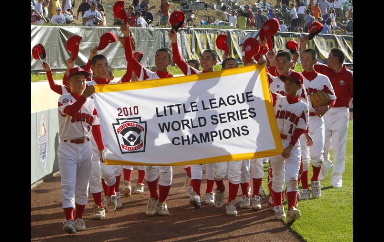 Los jugadores japoneses dan la 'vuelta olímpica' tras ganar la Serie Mundial. AP  /