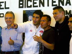 Erik Morales (blanco) durante la sesion de autografos y conferencia de prensa. MEXSPORT  /