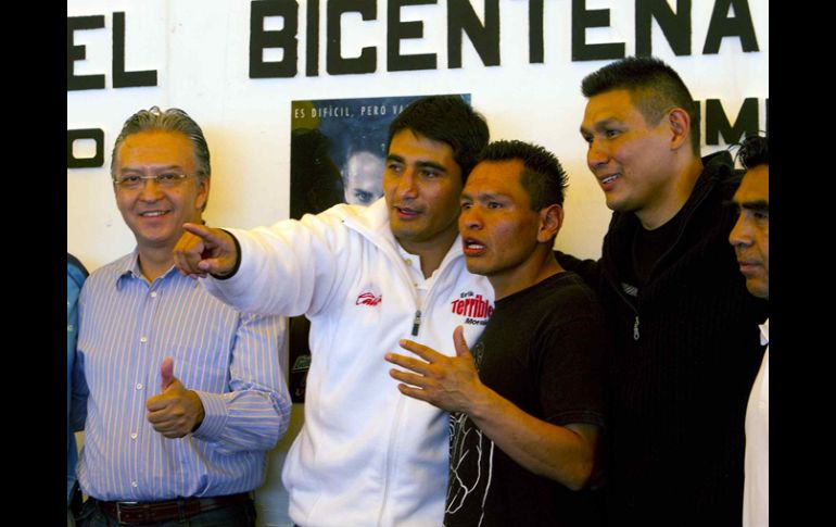 Erik Morales (blanco) durante la sesion de autografos y conferencia de prensa. MEXSPORT  /